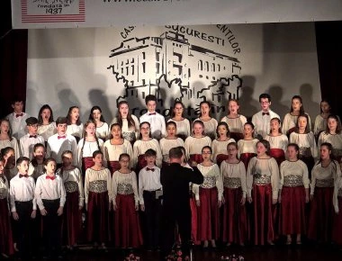 Ρουμανία: Μέλος χορωδίας λιποθυμά και οι συμμαθητές του προσπαθούν... να τον κρύψουν πίσω από την κουρτίνα (βίντεο)